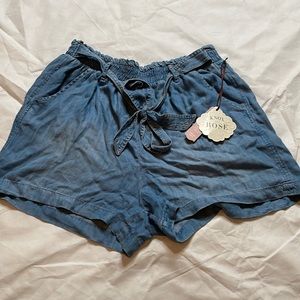 Rose Knox tie stretch light blue jean like flowing shorts w/pockets
